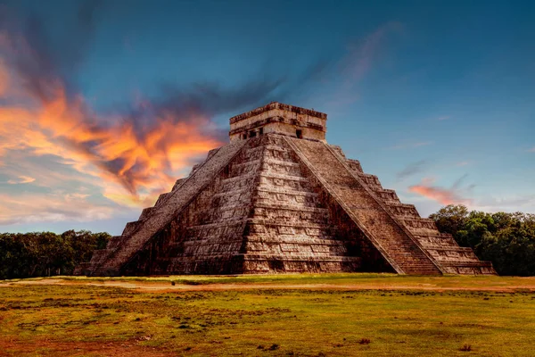 Naplemente Kukulcan piramis felett Chichen Itzában, Mexikóban — Stock Fotó