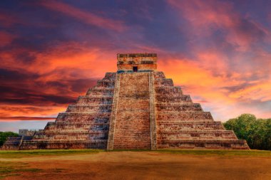Chichen Itza, Meksika 'daki Kukulcan Piramidinin Üzerinde Gün Batımı