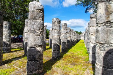 Meksika, Yucatan 'daki Chichen Itza' da Bin Kol Grubu.