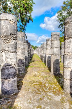 Meksika, Yucatan 'daki Chichen Itza' da Bin Kol Grubu.