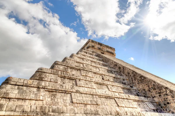 Pirâmide de Kukulcan em Chichen Itza na Península de Yucatan, México — Fotografia de Stock