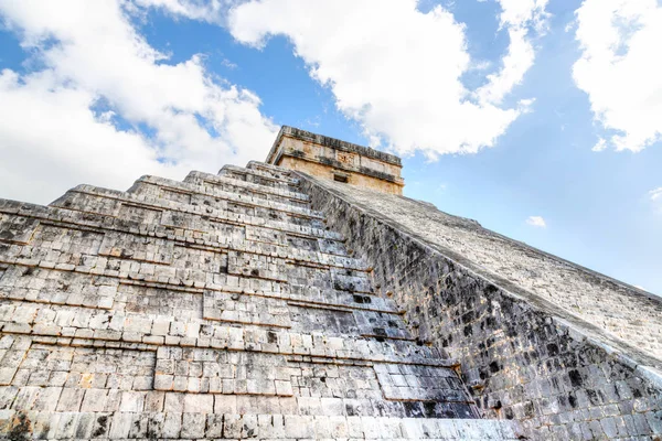 Kukulcan piramisa Chichen Itzában, Yucatan-félszigeten, Mexikóban — Stock Fotó