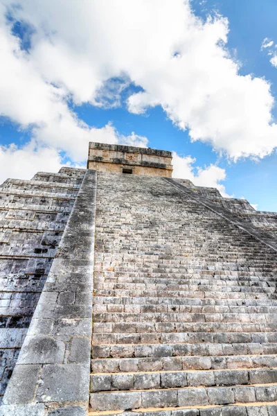 Kukulcan piramisa Chichen Itzában, Yucatan-félszigeten, Mexikóban — Stock Fotó