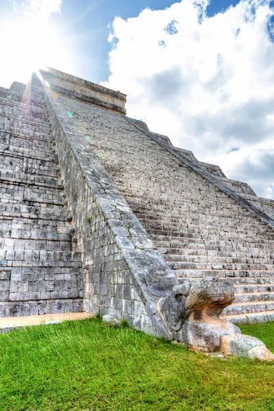 Пирамида Кукулкана в Чичен-Ице на полуострове Юкатан, Мексика — стоковое фото