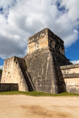 Chichen Itza, Meksika 'daki Antik Top Sahasının üzerindeki Maya Tapınağı