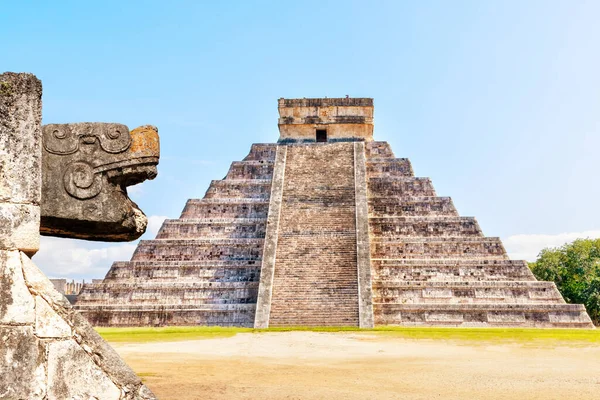 Chichen Itza Snake Head and Pyramid of Kukulcan in Yucatan Penin — 스톡 사진