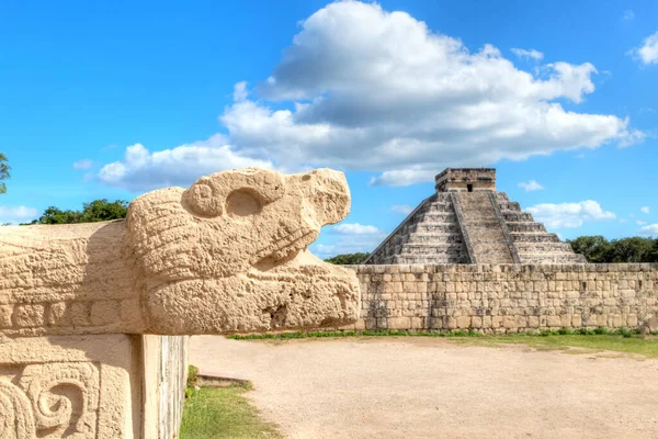 Cabeza de serpiente Chichen Itza y pirámide de Kukulcan en Yucatán Penin —  Fotos de Stock
