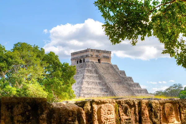 Chichen Itza Pyramid of Kuklukan With Tzompantli or Wall of Skul — 스톡 사진