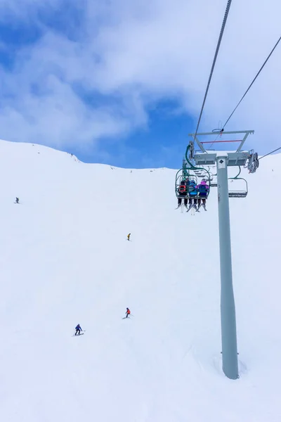 Unidentifiable Skiers Snowboarders Chairlift Going Ski Slope Snowy Mountain Range — Stock Photo, Image