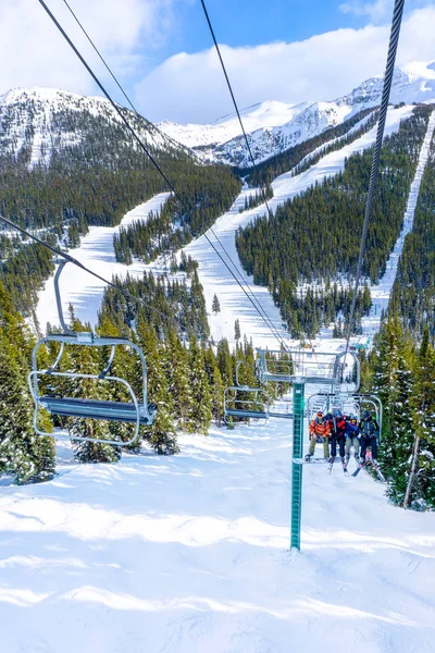 正体不明のスキーヤーとスノーボーダー カナダのロッキー山脈の雪に覆われた山脈のスキー スロープ上がるリフトの — ストック写真