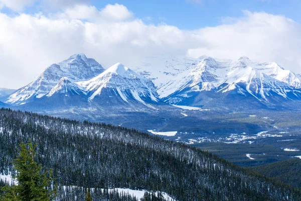 カナダ アルバータ州のバンフ国立公園の近くにあるレイク ルイーズのカナダのロッキー山脈のヴィクトリア氷河山を示す雪をかぶった山の風景 — ストック写真
