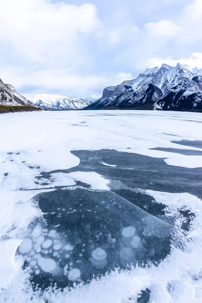 Газовые Пузыри Застряли Внутри Замёрзшего Озера Минневанка Национальном Парке Банф — стоковое фото