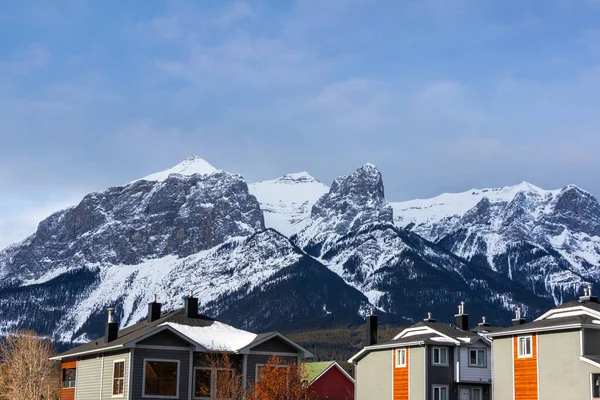 Huizen Canadese Rockies Canmore Alberta Met Spectaculair Uitzicht Rundle Mountain — Stockfoto