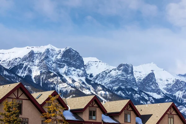 Häuserreihen Den Kanadischen Rocky Mountains Von Canmore Alberta Mit Spektakulärem — Stockfoto