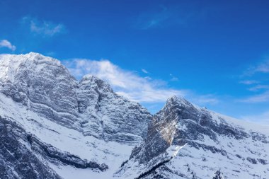 Doğuya, Canmore, Alberta, Kanada 'daki Kanada Kayalıkları' ndaki Rundle Dağı 'na doğru yaklaş..