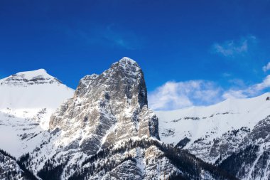 Doğuya, Canmore, Alberta, Kanada 'daki Kanada Kayalıkları' ndaki Rundle Dağı 'na doğru yaklaş..