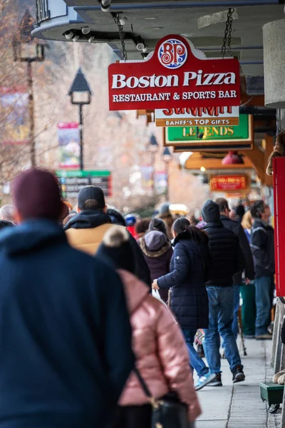 Banff Canada Feb 2020 Boston Pizza Sign Busy Banff Avenue — ストック写真