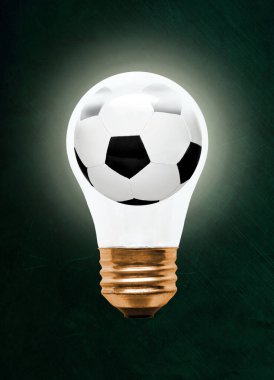 İçinde parlayan ampulün içindeki futbol topu kopyalama alanı olan karatahtaya karşı.. 