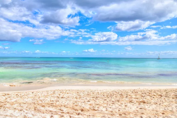 Empty Sandy Beach Sea Cloudy Sky Background Copy Space — Stock Photo, Image