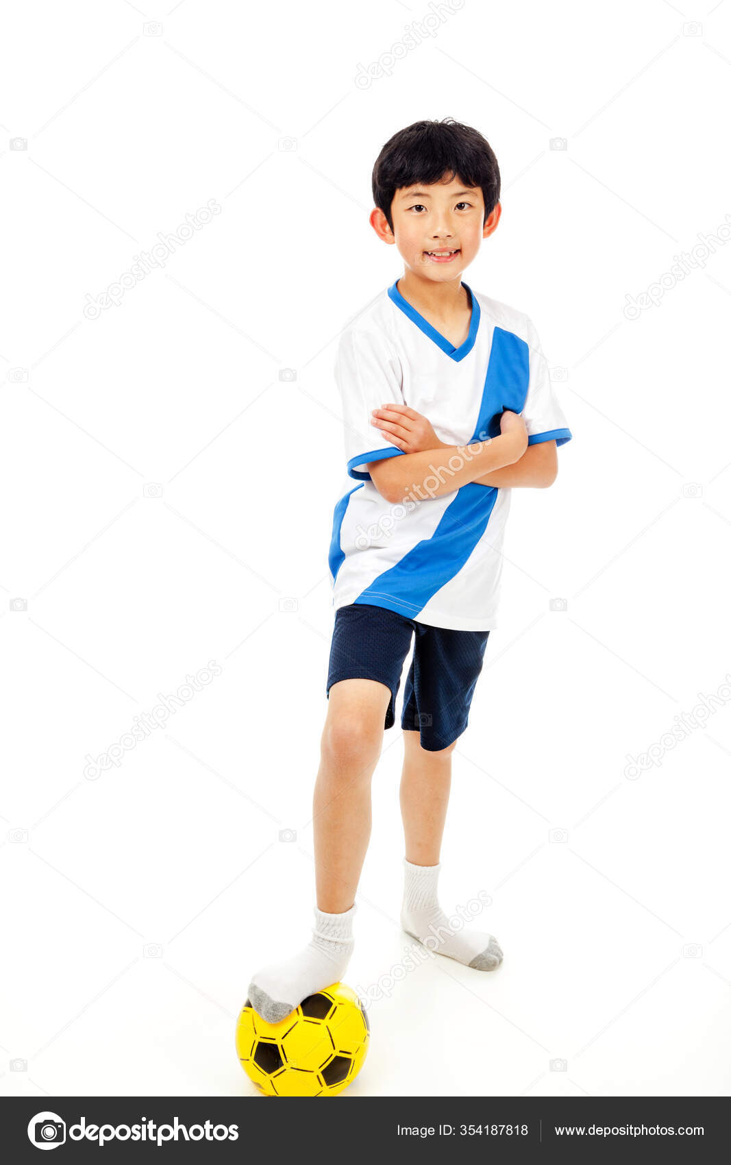 Criança A Jogar Futebol. Um Rapaz Asiático A Dar Pontapés No Ssoccer  Vermelho. Foto Royalty Free, Gravuras, Imagens e Banco de fotografias.  Image 199633197
