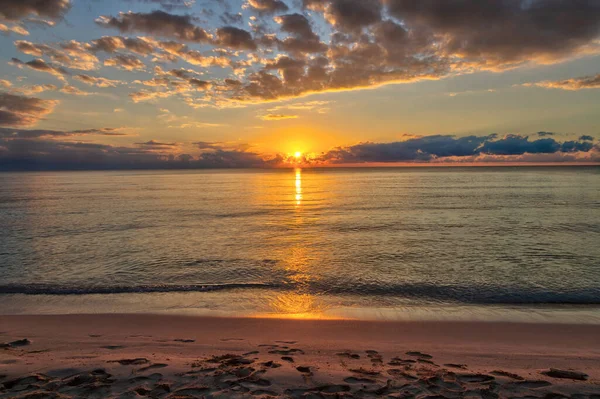 Hermoso Amanecer Junto Playa Cancún México Con Reflejos Dorados Mar — Foto de Stock