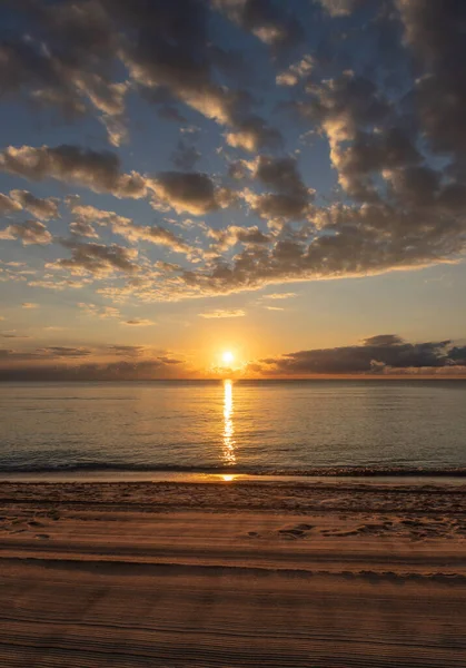 Beautiful Sunrise Beach Cancun Mexico Golden Reflections Caribbean Sea — Stock Photo, Image