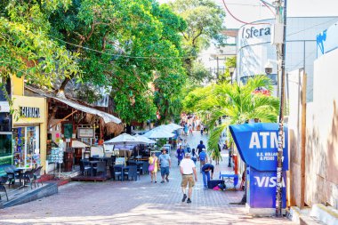 PLAYA DEL CARMEN, MEXICO - 26 Aralık 2019: Ziyaretçiler Cancun 'daki Karayip yarımadasındaki Yucatan yarımadasındaki Playa del Carmen eğlence bölgesindeki ünlü 5. Cadde' de alışveriş yapıyorlar.