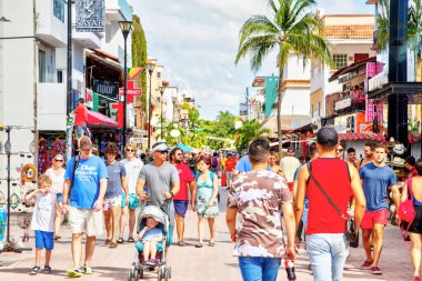 PLAYA DEL CARMEN, MEXICO - 26 Aralık 2019: Ziyaretçiler Cancun 'daki Karayip yarımadasındaki Yucatan yarımadasındaki Playa del Carmen eğlence bölgesindeki ünlü 5. Cadde' de alışveriş yapıyorlar.