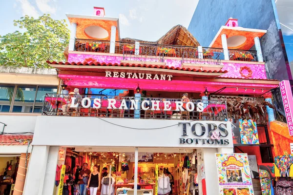 プレヤデルカルメン メキシコ 2019年12月26日 訪問者は カンクンのカリブ海メキシコのユカタン半島のプラヤデルカルメンのエンターテイメント地区で有名な5番街で買い物や食事を楽しむ — ストック写真