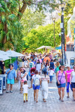 PLAYA DEL CARMEN, MEXICO - 26 Aralık 2019: Ziyaretçiler Cancun 'daki Karayip yarımadasındaki Yucatan yarımadasındaki Playa del Carmen eğlence bölgesindeki ünlü 5. Cadde' de alışveriş yapıyorlar.