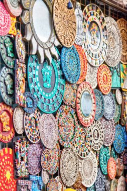 Karmaşık Meksika Maya kültürü hediyelik eşyaları Cancun yakınlarındaki Meksika 'nın Yucatan yarımadasında, 5. Playa del Carmen caddesinde sergileniyor..