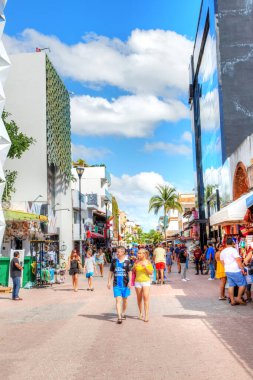 PLAYA DEL CARMEN, MEXICO - 26 Aralık 2019: Ziyaretçiler Cancun 'daki Karayip yarımadasındaki Yucatan yarımadasındaki Playa del Carmen eğlence bölgesindeki ünlü 5. Cadde' de alışveriş yapıyorlar.