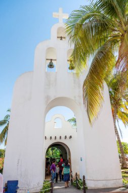 Playa Del Carmen, Meksika - 26 Aralık 2019: Turistler, Playa del Carmen, Meksika 'daki popüler 5. Cadde' deki Parroquia de Nuestra del Carmen Katolik Kilisesi 'ni ziyaret ederler..