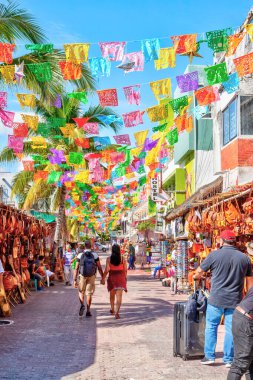 PLAYA DEL CARMEN, MEXICO - 26 Aralık 2019: Ziyaretçiler Cancun 'daki Karayip yarımadasındaki Yucatan yarımadasındaki Playa del Carmen eğlence bölgesindeki ünlü 5. Cadde' de alışveriş yapıyorlar.