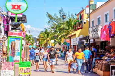 PLAYA DEL CARMEN, MEXICO - 26 Aralık 2019: Ziyaretçiler Cancun 'daki Karayip yarımadasındaki Yucatan yarımadasındaki Playa del Carmen eğlence bölgesindeki ünlü 5. Cadde' de alışveriş yapıyorlar.