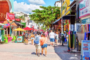 PLAYA DEL CARMEN, MEXICO - 26 Aralık 2019: Ziyaretçiler Cancun 'daki Karayip yarımadasındaki Yucatan yarımadasındaki Playa del Carmen eğlence bölgesindeki ünlü 5. Cadde' de alışveriş yapıyorlar.