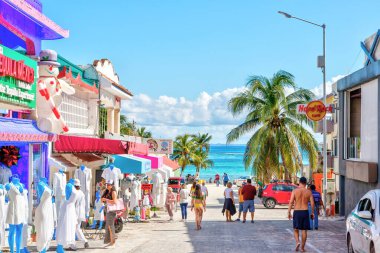 PLAYA DEL CARMEN, MEXICO - 26 Aralık 2019: Ziyaretçiler, Cancun 'daki Karayipler' in Yucatan yarımadasındaki Playa del Carmen plajının ünlü eğlence bölgesinde alışveriş yapıyorlar.