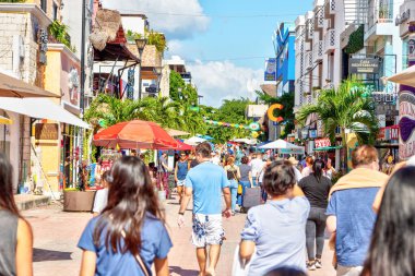 PLAYA DEL CARMEN, MEXICO - 26 Aralık 2019: Ziyaretçiler Cancun 'daki Karayip yarımadasındaki Yucatan yarımadasındaki Playa del Carmen eğlence bölgesindeki ünlü 5. Cadde' de alışveriş yapıyorlar.