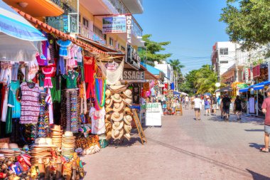 PLAYA DEL CARMEN, MEXICO - 26 Aralık 2019: Ziyaretçiler Cancun 'daki Karayip yarımadasındaki Yucatan yarımadasındaki Playa del Carmen eğlence bölgesindeki ünlü 5. Cadde' de alışveriş yapıyorlar.