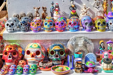 Tipik Meksika Calaveras kafatasları Riviera Maya, Cancun, Meksika 'daki Playa del Carmen' de indirimde olan Ölüler Günü için dekore edilmiştir..