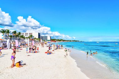 Playa del Carmen, Meksika - 26 Aralık 2019 Riviera Maya, Meksika 'nın Karayip kıyısındaki Playa del Carmen' de güneşlenen insanlarla dolu kalabalık bir plaj..