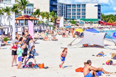 Playa del Carmen, Meksika - 26 Aralık 2019 Riviera Maya, Meksika 'nın Karayip kıyısındaki Playa del Carmen' de güneşlenen insanlarla dolu kalabalık bir plaj..