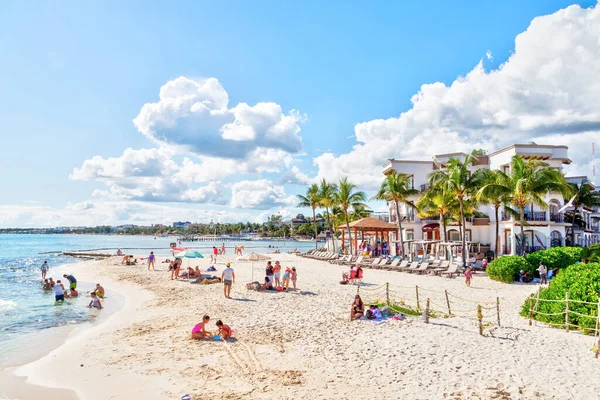 Playa Del Carmen Meksyk Grudnia 2019 Zatłoczona Plaża Wypełniona Ludźmi — Zdjęcie stockowe