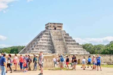 Chichen Itza, Meksika - 23 Aralık 2019: Turistler Meksika 'nın Yucatan Yarımadası' ndaki Chichen Itza 'daki ünlü Kukulcan piramidini ziyaret ettiler. UNESCO 'nun Dünya Mirası Bölgesi, aynı zamanda Dünya' nın Yeni Yedi Harikası 'ndan biridir..