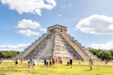 Chichen Itza, Meksika - 23 Aralık 2019: Turistler Meksika 'nın Yucatan Yarımadası' ndaki Chichen Itza 'daki ünlü Kukulcan piramidini ziyaret ettiler. UNESCO 'nun Dünya Mirası Bölgesi, aynı zamanda Dünya' nın Yeni Yedi Harikası 'ndan biridir..