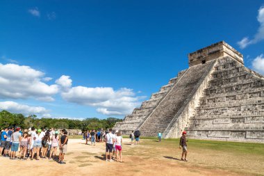 Chichen Itza, Meksika - 23 Aralık 2019: Turistler Meksika 'nın Yucatan Yarımadası' ndaki Chichen Itza 'daki ünlü Kukulcan piramidini ziyaret ettiler. UNESCO 'nun Dünya Mirası Bölgesi, aynı zamanda Dünya' nın Yeni Yedi Harikası 'ndan biridir..