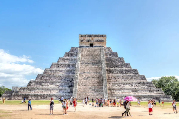 Chichen Itza Mexikó December 2019 Turisták Látogasson Híres Kukulcai Piramis — Stock Fotó