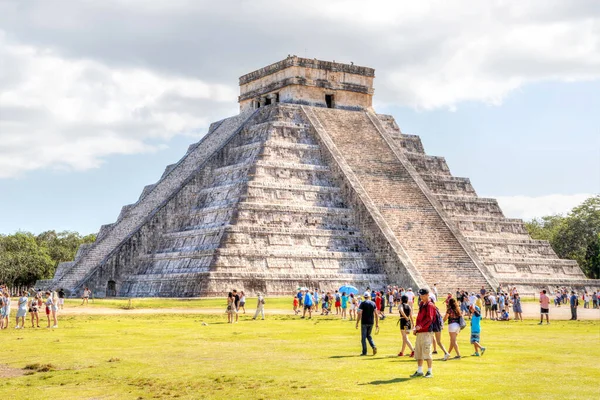 Chichen Itza Mexikó December 2019 Turisták Látogasson Híres Kukulcai Piramis — Stock Fotó