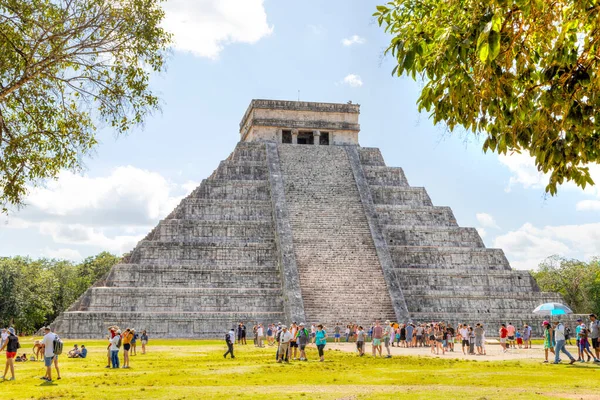 Chichen Itza Mexikó December 2019 Turisták Látogasson Híres Kukulcai Piramis — Stock Fotó