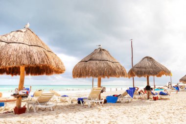 Tanınmayan plajcılar, Karayipler 'deki popüler kış kaçamağı sırasında Meksika' nın Cancun yakınlarındaki Riviera Maya 'nın tropikal plajlarına akın ediyorlar..